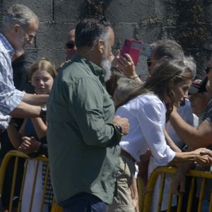 King Felipe VI ((Le roi Felipe VI) and Queen Letizia (La reine Letizia d’Espagne)  greet neighbors during a visit to Ourense, Aug. 28, 2025, in Ourense, Galicia, Spain. The King and Queen of Spain are making an official visit today to different parts of the province of Ourense, the area hardest hit by the recent wave of forest fires. The aim of this tour is to see first hand the extent of the damage, listen to the demands of the neighbors and convey a message of support and solidarity. The day will begin at the Coordination Center of the Forest District XIV, in Verín, and finally they will visit the public school of Medeiros. © Rosa Veiga/Europa Press/Bestimage
