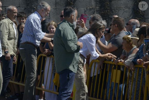 King Felipe VI ((Le roi Felipe VI) and Queen Letizia (La reine Letizia d’Espagne)  greet neighbors during a visit to Ourense, Aug. 28, 2025, in Ourense, Galicia, Spain. The King and Queen of Spain are making an official visit today to different parts of the province of Ourense, the area hardest hit by the recent wave of forest fires. The aim of this tour is to see first hand the extent of the damage, listen to the demands of the neighbors and convey a message of support and solidarity. The day will begin at the Coordination Center of the Forest District XIV, in Verín, and finally they will visit the public school of Medeiros. © Rosa Veiga/Europa Press/Bestimage