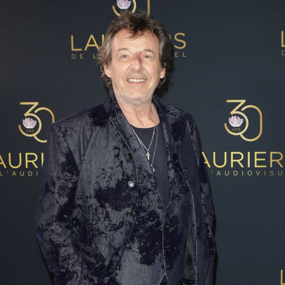 Jean-Luc Reichmann au photocall de la 30ème cérémonie des Lauriers de l'audiovisuel au théâtre Marigny à Paris, le 24 février 2025. 

Photo : Coadic Guirec / Bestimage