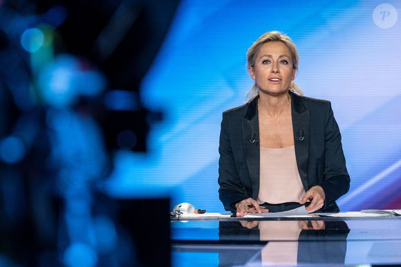 La journaliste française Anne Sophie Lapix sur le plateau de l'émission spéciale sur les élections présidentielles de la télévision publique française France 2, à Paris, France, le 10 avril 2022. Photo by Ammar Abd Rabbo/ABACAPRESS.COM