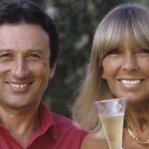 Archives -En France, dans les Alpilles, chez lui, Michel Drucker et son épouse, Dany Saval, posant ensemble, tenant une coupe de champagne. © Michel Marizy via Bestimage