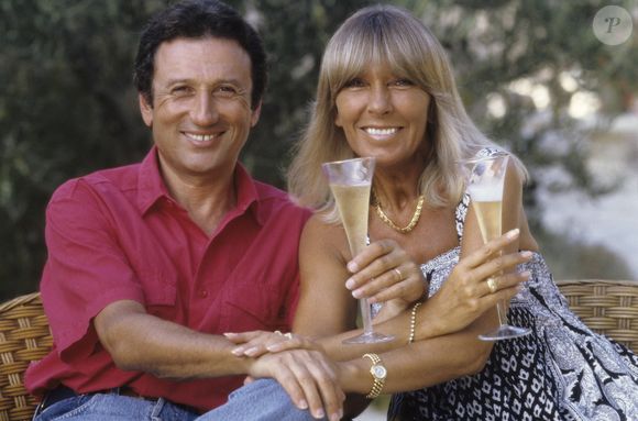 Archives -En France, dans les Alpilles, chez lui, Michel Drucker et son épouse, Dany Saval, posant ensemble, tenant une coupe de champagne. © Michel Marizy via Bestimage