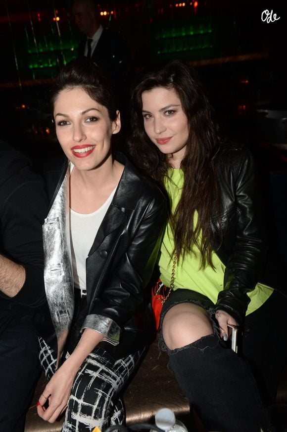 Elle apprécie particulièrement les petits commerces du quartier, d’autant plus qu’elle prend désormais davantage plaisir à cuisiner.

Jennifer Ayache (du groupe Superbus, fille de Chantal Lauby) et guest - Anniversaire de Sandra Zeitoun de Matteis à l'Arc à Paris, le 24 avril 2015. RACHID BELLAK / BESTIMAGE