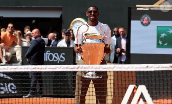 Ousmane Dembélé (PSG) présente le trophée de la Ligue des champions sur le court Philippe-Chatrier lors des internationaux de France de Tennis de Roland Garros 2025 (Jour 9), à Paris, France, le 2 juin 2025. © Jacovides-Moreau/Bestimage