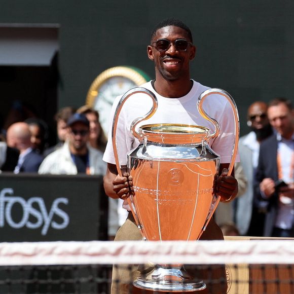 Ousmane Dembélé (PSG) présente le trophée de la Ligue des champions sur le court Philippe-Chatrier lors des internationaux de France de Tennis de Roland Garros 2025 (Jour 9), à Paris, France, le 2 juin 2025. © Jacovides-Moreau/Bestimage