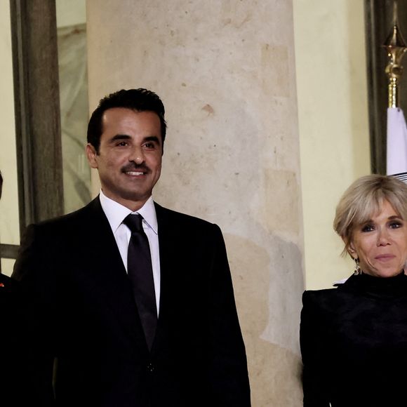 Pour rappel, Tamim ben Hamad Al Thani possède le PSG.
Le président Emmanuel Macron, sa femme Brigitte Macron et son altesse Tamim ben Hamad Al Thani, emir du Qatar - Arrivées au dîner d'état en l'honneur de l'Emir du Qatar au palais présidentiel de l'Elysée à Paris le 27 février 2024. © Dominique Jacovides / Bestimage