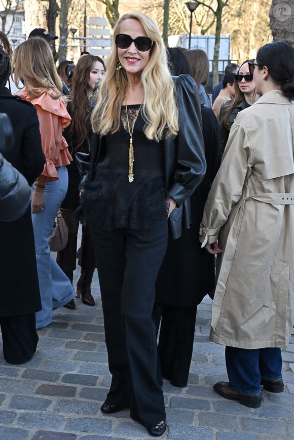 Jerry Hall arrive au défilé Chloe pendant la semaine de la mode à Paris, France, le 6 mars 2025. Photo by Julien Reynaud/APS-Medias/ABACAPRESS.COM