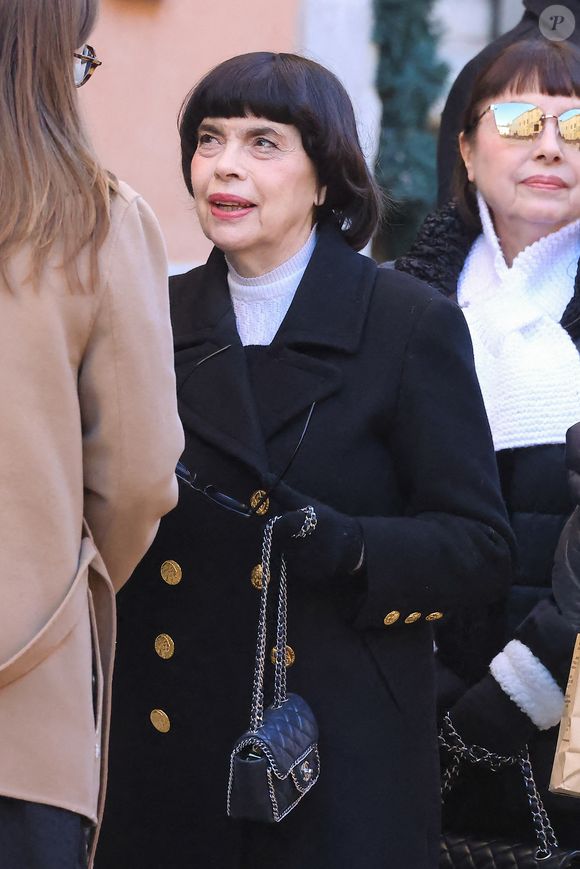 Mireille Mathieu - Arrivées aux obsèques de Brigitte Bardot en l'église Paroissiale Notre-Dame-de-l'Assomption de Saint-Tropez, France, le 7 janvier 2026.  Brigitte Bardot, figure emblématique du cinéma français et icône internationale, est décédée le 28 décembre 2025 à l'âge de 91 ans dans sa mythique propriété de La Madrague, à Saint-Tropez (France). Révélée au monde entier par son rôle dans "Et Dieu... créa la femme", elle avait contribué à faire de Saint-Tropez un lieu mondialement connu. L'actrice sera inhumée le 7 janvier 2026 au cimetière marin de Saint-Tropez, aux côtés de son père Louis Bardot (1896-1975) et de sa mère Anne-Marie Mucel (1912-1978). Une cérémonie religieuse se tiendra auparavant dans l'église de Saint-Tropez, où proches, personnalités et anonymes pourront lui rendre un dernier hommage. © Jacovides-Moreau/Bestimage
