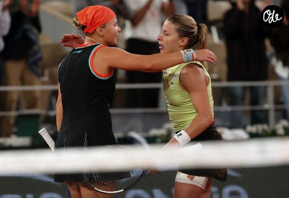 La Polonaise Maja Chwalinska et la Russe Diana Shnaider s'étreignent à la fin de leur match de demi-finale aux Internationaux de France de Tennis à Roland Garros à Paris, France, le jeudi 4 juin 2026. Chwalinska a gagné 7-6, 6-4. Photo par Maya Vidon-White/UPI/ABACAPRESS.COM.