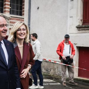 L'ancien président français, membre du Parti socialiste de gauche (PS) et candidat de la coalition de gauche Nouveau Front Populaire (NFP) dans le département de la Corrèze, François Hollande et son épouse, l'actrice française Julie Gayet, quittent un bureau de vote après avoir voté au premier tour des élections législatives à Tulle, dans le centre de la France, le 30 juin 2024. Photo par Thibaud Moritz/ABACAPRESS.COM