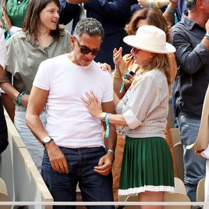 Sarah Poniatowski (Lavoine) avec son compagnon Roschdy Zem et son fils Roman dans les tribunes lors des Internationaux de France de Tennis de Roland Garros 2025. Paris, le 1er Juin 2025. © Dominique Jacovides/Bestimage