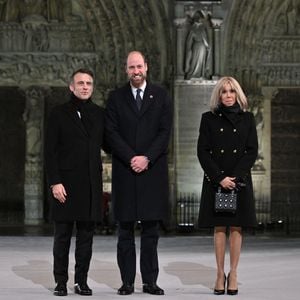 Une venue qui a eu le mérite de ravir l'ensemble de la presse hexagonale !

Le président français, Emmanuel Macron, le prince britannique William, prince de Galles, et Brigitte Macron assistent à la cérémonie de bienvenue lors de la réouverture officielle de la cathédrale Notre-Dame de Paris.