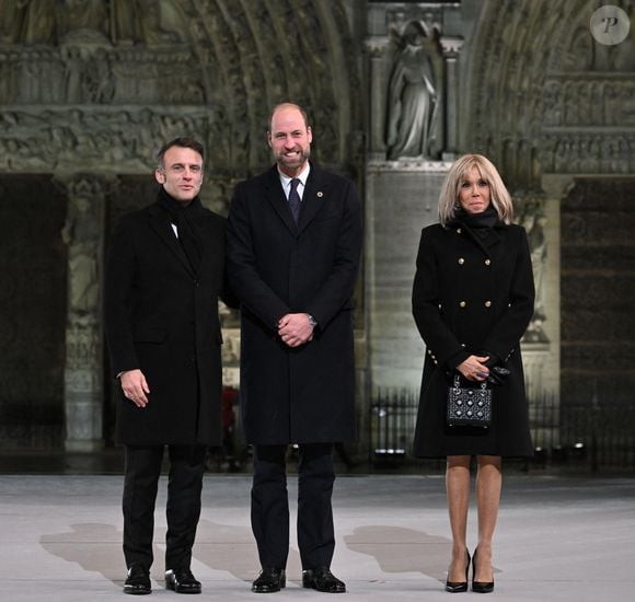 Une venue qui a eu le mérite de ravir l'ensemble de la presse hexagonale !

Le président français, Emmanuel Macron, le prince britannique William, prince de Galles, et Brigitte Macron assistent à la cérémonie de bienvenue lors de la réouverture officielle de la cathédrale Notre-Dame de Paris.