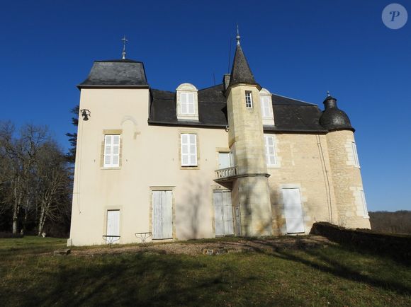 Lia et Richard ont acquis cette demeure pour le prix d'un studio à Sydney.

Château de La Roche Joubert, en Dordogne, récemment acquis pour des Australiens.