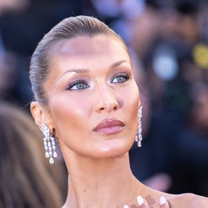 Sa mise en beauté classique sublimait son visage.

Le 17 mai 2026, Cannes, France : Le mannequin américain Bella Hadid assiste au tapis rouge de ''Garance'' au 79ème Festival de Cannes. (Crédit image : © Marco Barada/SOPA Images via ZUMA Press / Bestimage Wire / Bestimage)
