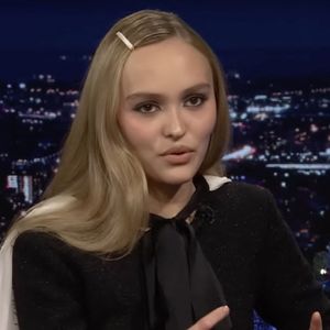 Lily-Rose Depp dans le Tonight Show de Jimmy Fallon sur NBC en 2024.
Crédit : JLPPA / Bestimage