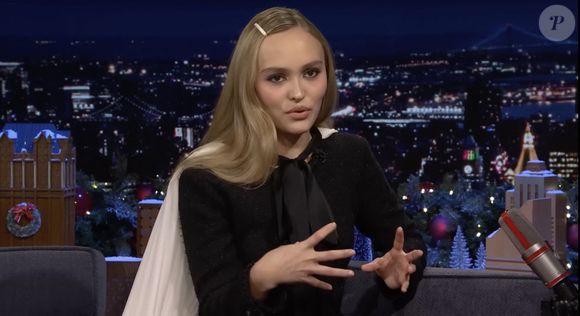 Lily-Rose Depp dans le Tonight Show de Jimmy Fallon sur NBC en 2024.
Crédit : JLPPA / Bestimage