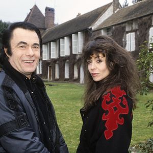 Archives - En France, chez lui, dans sa propriete près de Houdan, Alain Barrière et sa femme Anièce posant le 6 avril 1984.

© Bestimage