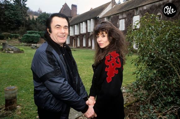 Archives - En France, chez lui, dans sa propriete près de Houdan, Alain Barrière et sa femme Anièce posant le 6 avril 1984.

© Bestimage