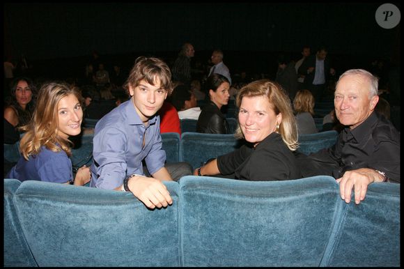 Jérôme Seydoux et sa femme Sophie, accompagnés de leurs enfants en 2008 à l'UGC Normandie RINDOFF-BELLAK / BESTIMAGE