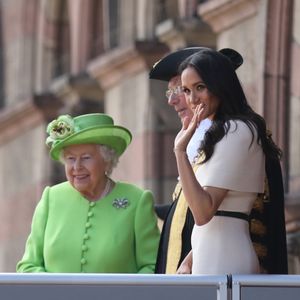 Meghan Markle, duchesse de Sussex, effectue son premier déplacement officiel avec la reine Elisabeth II d'Angleterre, lors de leur visite à Chester. Le 14 juin 2018 (Backgrid UK/ Bestimage).