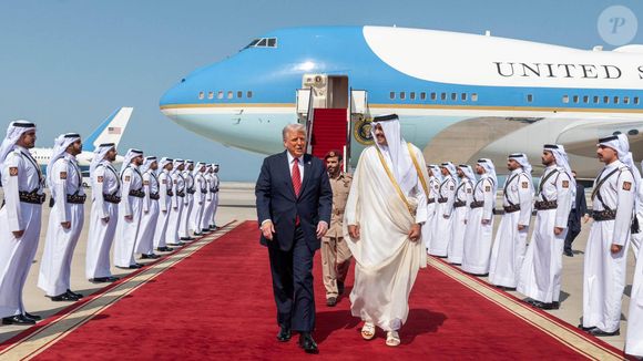 Le président américain Donald Trump accueilli par Tamim ben Hamad Al Thani, l'émir du Qatar, à Doha, le 14 mai 2025. © Imago / PsnewZ / Bestimage