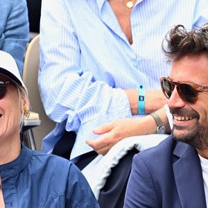 Anne-Élisabeth Lemoine et Bertrand Chameroy ont été aperçus ensemble dans les tribunes de Roland-Garros, affichant une complicité naturelle. 

Anne-Élisabeth Lemoine et Bertrand Chameroy sont vus dans les gradins de Roland Garros à Paris, France. Photo by ABACAPRESS.COM