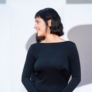 Sur le red carpet, elle affichait un carré court noir avec mini-frange...


Adele Exarchopoulos lors de la cérémonie de clôture du 82ème Festival International du Film de Venise (La Mostra), Italie, le 6 septembre 2025. © SGP/Bestimage