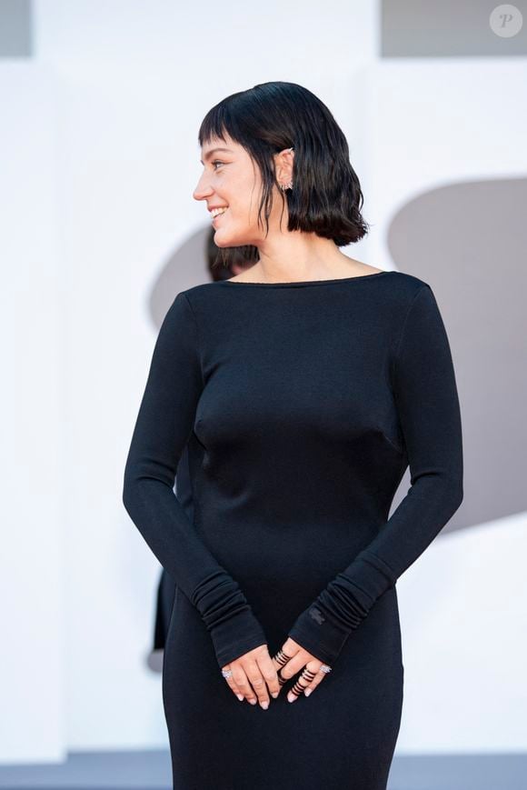 Sur le red carpet, elle affichait un carré court noir avec mini-frange...


Adele Exarchopoulos lors de la cérémonie de clôture du 82ème Festival International du Film de Venise (La Mostra), Italie, le 6 septembre 2025. © SGP/Bestimage