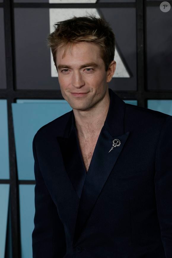 Une réponse qui fera certainement plaisir au Français, flatté d’apprendre qu’il est l’idole d’une star d’Hollywood

Robert Pattinson - Première du film Mickey 17 à Londres, le 13 février 2025. Backgrid UK/ Bestimage