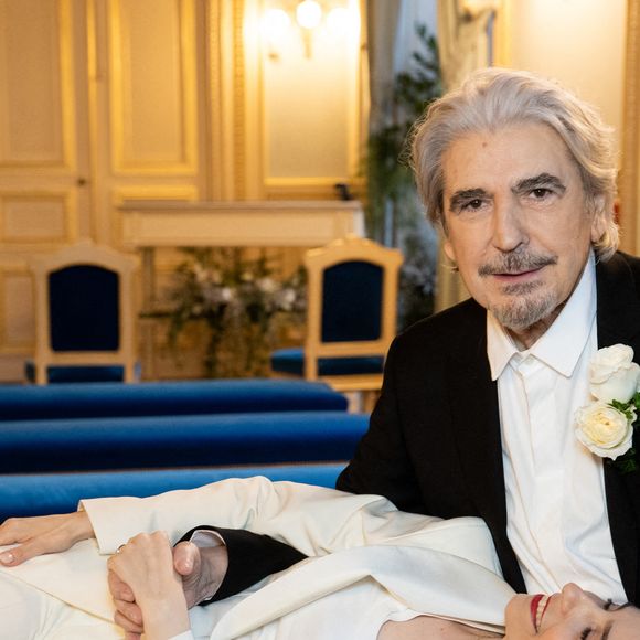 Exclusif - Mariage de Serge Lama et Luana Santonino à la mairie du 7ème arrondissement de Paris. Rachida Dati, Maire du 7ème a célébré le mariage. Paris, le 11 février 2021. © Cyril Moreau/Bestimage
