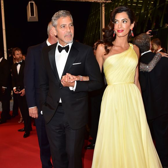 L’animatrice a ensuite refait la même chose avec le mari d'Amal Clooney

George Clooney et sa femme Amal Alamuddin Clooney (bijoux Cartier) - Descente des marches du film "Money Monster" lors du 69ème Festival International du Film de Cannes. Le 12 mai 2016. © Giancarlo Gorassini/Bestimage