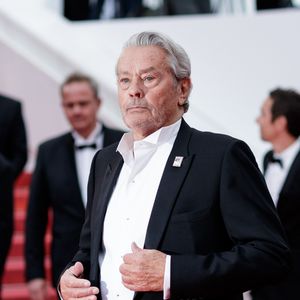 Alain Delon (avec un badge Paris Match d'une ancienne couverture du magazine titrant "Alain Delon, mes deux amours, Rosalie et Anouchka) - Montée des marches du film "A Hidden Life" lors du 72ème Festival International du Film de Cannes. Le 19 mai 2019
© Jacovides-Moreau / Bestimage