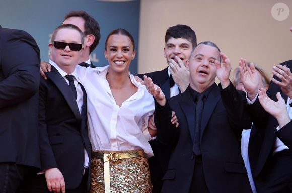 Alice Belaidi et l'équipe du film "Un p'tit truc en plus" - Montée des marches du film "Le comte de Monte-Cristo" lors du 77e Festival International du Film de Cannes, au Palais des Festivals à Cannes. Le 22 mai 2024. © Jacovides-Moreau / Bestimage