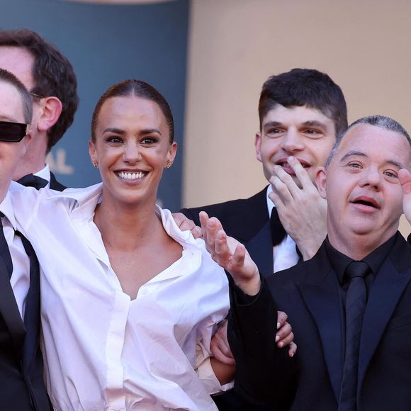 Alice Belaidi et l'équipe du film "Un p'tit truc en plus" - Montée des marches du film "Le comte de Monte-Cristo" lors du 77e Festival International du Film de Cannes, au Palais des Festivals à Cannes. Le 22 mai 2024. © Jacovides-Moreau / Bestimage