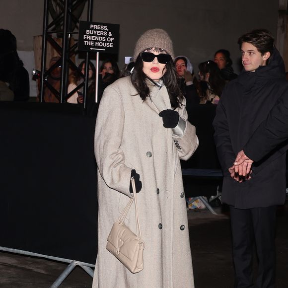 Isabelle Adjani -  Arrivées des personnalités au défilé AMI collection homme automne/hiver 2024/2025 lors de la fashion week à Paris (PFW) le 18 janvier 2024.
© Denis Guignebourg / Bestimage