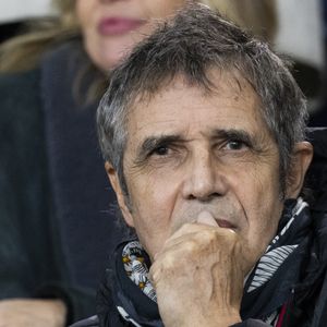 Julien Clerc - People dans les tribunes lors du match de ligue des champions entre le PSG et l'AC Milan au Parc des Princes à Paris le 25 octobre 2023. Cyril Moreau/Bestimage