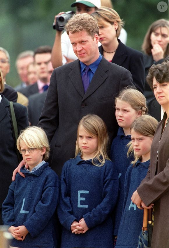 la fille de Charles Spencer, le frère de Lady Di, qui n'avait que 6 ans à sa disparition...

Earl Spencer avec ses enfants (de gauche à droite) Louis, Eliza, Kitty et Amelia lors de l'inauguration du jardin commémoratif de Diana, princesse de Galles, à Hyde Park, inauguré par Rosa Monckton, l'une des meilleures amies de la défunte princesse, et sa fille Domenica, âgée de 5 ans. Photo par PA Photos/ABACAPRESS.COM