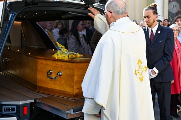 Le cercueil de la défunte aux obsèques d'Evelyne Leclercq en la cathédrale Sainte-Réparate de Nice, France, le 13 janvier 2026. Une tenue blanche ou claire est souhaitée pour la cérémonie. Ni fleurs, ni couronnes. Selon la volonté de la défunte Evelyne, des dons en faveur du pôle cancérologie Arnault Tzanck pourront être effectués par chèque à l'ordre de FDD AAT ou via un lien numérique HelloAsso - Campagne de dons, Institut du Cancer de Mougins. © Bruno Bebert/Bestimage