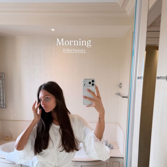 Benjamin Attal avait opté pour un élégant costume bleu marine, et le couple est arrivé en Porsche décapotable.

Thylane Blondeau a partagé les coulisses de son mariage avec Benjamin Attal. Capture d'écran Instagram