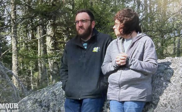 Durant l'aventure de "L'amour est dans le pré", il avait partagé une histoire avec Evelyne.

Anthony et Evelyne dans "L'amour est dans le pré" M6.