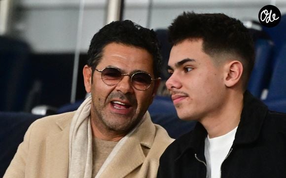 Il est actuellement en test avec les U19 du SCO d'Angers

Jamel Debbouze et son fils Léon - Célébrités dans les tribunes du match de Ligue 1 McDonald's entre le Paris Saint Germain (PSG) et l'Olympique de Marseille (OM) (5-0) au parc des Princes à Paris le 8 février 2026. © Christian Liewig/Bestimage