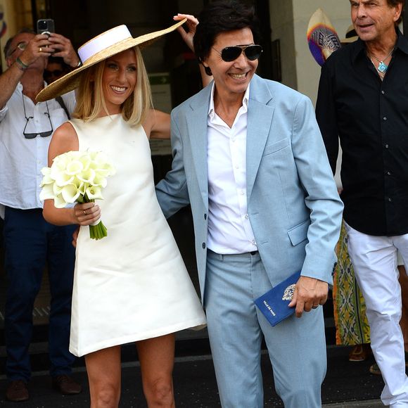Les jeunes mariés, Jean-Luc Lahaye et sa femme Paola (Lahaye-Aubin) à la sortie de la mairie du 18ème arrondissement de Paris - J.L.Lahaye s'est marié en secondes noces avec sa compagne P.Aubin à la mairie du 18ème arrondissement de Paris, le 2 juillet 2025. Des célébrités ont répondu à l'invitation, dont F.Lalanne qui a fait le déplacement spécialement pour l'occasion depuis Aix-en-Provence. Toutefois, la grande absente à cet événement est Margaux, une des deux filles du marié, paraplégique après une chute du 2ème étage de son appartement parisien survenue en 2019. Agence / Bestimage