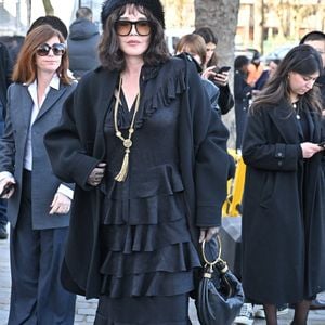 Preuve qu'entre les deux femmes, l'amour existe bel et bien ! 
Isabelle Adjani arrive au défilé Chloé pendant la semaine de la mode à Paris, France, le 6 mars 2025. Photo by Julien Reynaud/APS-Medias/ABACAPRESS.COM