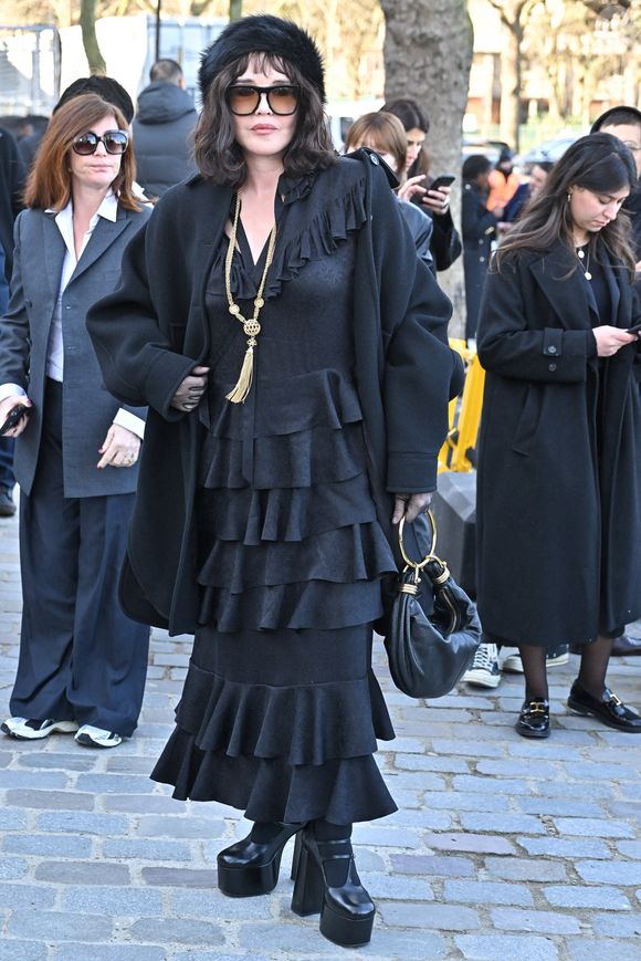 Preuve qu'entre les deux femmes, l'amour existe bel et bien ! 
Isabelle Adjani arrive au défilé Chloé pendant la semaine de la mode à Paris, France, le 6 mars 2025. Photo by Julien Reynaud/APS-Medias/ABACAPRESS.COM