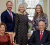 Les habitants de Norvège ont été pris de court par une annonce officielle de la Cour royale...

Le roi Harald et la reine Sonja avec le prince héritier Haakon, la princesse Ingrid Alexandra et la princesse héritière Mette-Marit dans le salon rouge du palais royal d'Oslo, en Norvège, lors de la séance photo de Noël. Photo de Stian Lysberg Solum/NTB/ABACAPRESS.COM