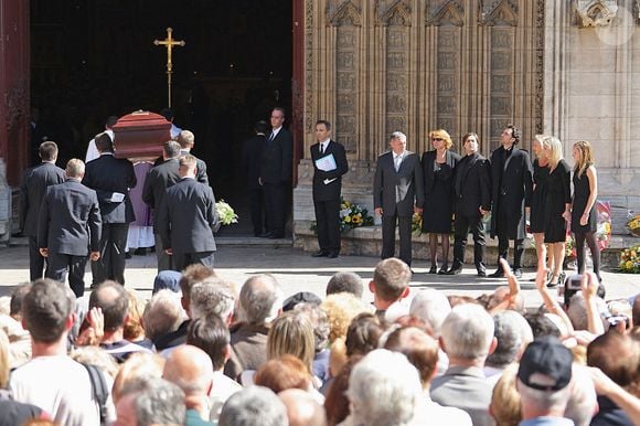 Ses enfants, (de gauche à droite) David, Elise, Frédéric, Jean-Baptiste, Judith, Jeanne-Marie et Juliette regardent le cercueil de leur père, le présentateur de télévision Jacques Martin, transporté à l'intérieur de la cathédrale Saint-Jean, à Lyon, France, le 20 septembre 2007. Photo de Bernard-Dargent-Khayat-Nebinger/ABACAPRESS.COM