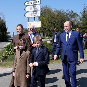 Hervé Van Praag, maire de Plévenon, Le prince Albert II de Monaco, La princesse Charlène de Monaco, Le prince Jacques de Monaco, marquis des Baux, La princesse Gabriella de Monaco, comtesse de Carladès lors d'une visite à Plévenon, Côtes-d'Armor le 9 avril 2025. © Dominique Jacovides / Bestimage
