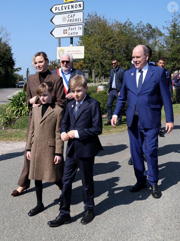 Hervé Van Praag, maire de Plévenon, Le prince Albert II de Monaco, La princesse Charlène de Monaco, Le prince Jacques de Monaco, marquis des Baux, La princesse Gabriella de Monaco, comtesse de Carladès lors d'une visite à Plévenon, Côtes-d'Armor le 9 avril 2025. © Dominique Jacovides / Bestimage