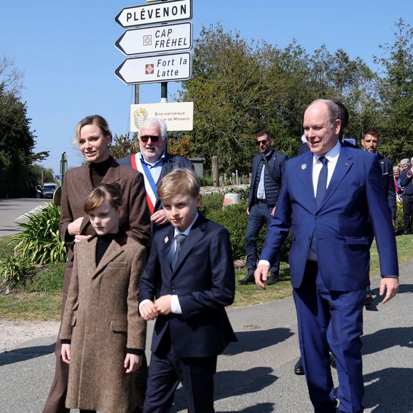 Hervé Van Praag, maire de Plévenon, Le prince Albert II de Monaco, La princesse Charlène de Monaco, Le prince Jacques de Monaco, marquis des Baux, La princesse Gabriella de Monaco, comtesse de Carladès lors d'une visite à Plévenon, Côtes-d'Armor le 9 avril 2025. © Dominique Jacovides / Bestimage